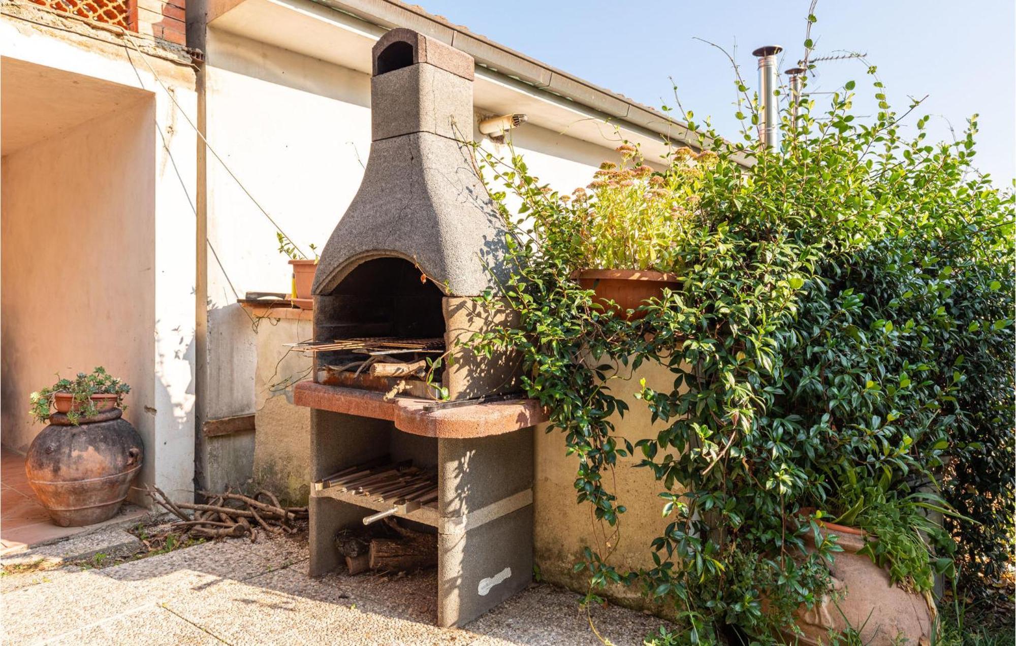 Awesome Home In Marliana With Kitchenette Exterior photo